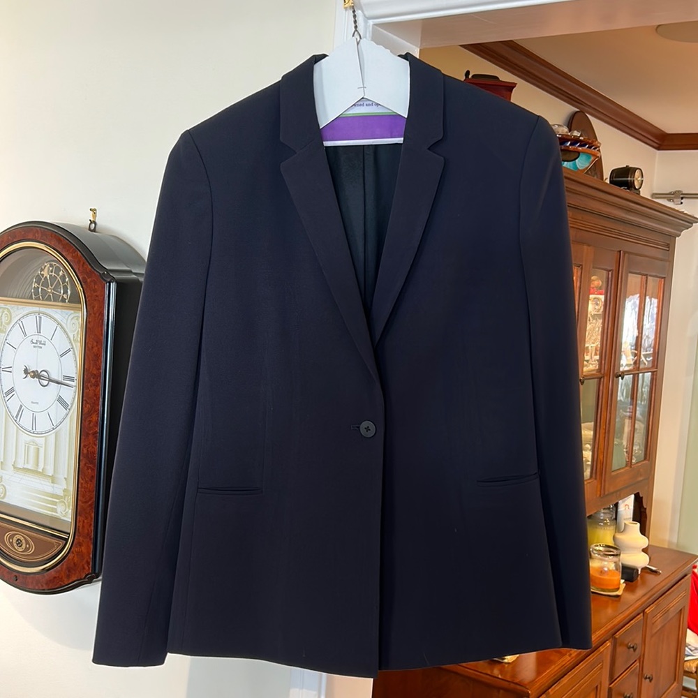 Sz 14 T Tahari dark blue blazer with shoulder pads, and one button closure
